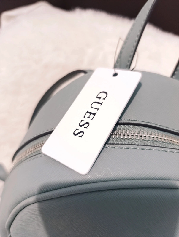 Mochila Guess ajustable original – estilo urbano - Imagen 17