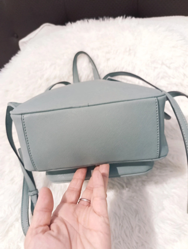 Mochila Guess ajustable original – estilo urbano - Imagen 13