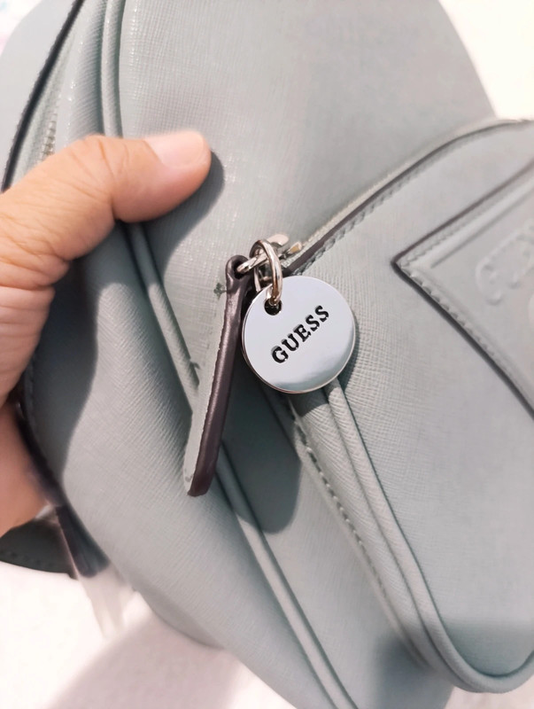 Mochila Guess ajustable original – estilo urbano - Imagen 4