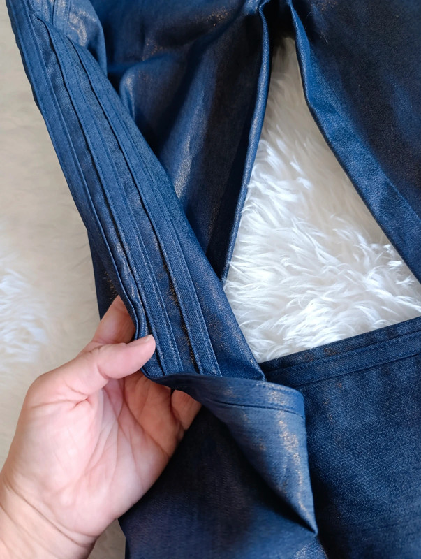 Pantalón deportivo efecto jeans brillante – Talla M - Imagen 6