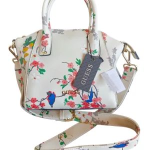 Bolso Guess elegante con estampado floral y pájaros, asas superiores y bandolera ajustable. Diseño exclusivo con acabados dorados, ideal para un look sofisticado.